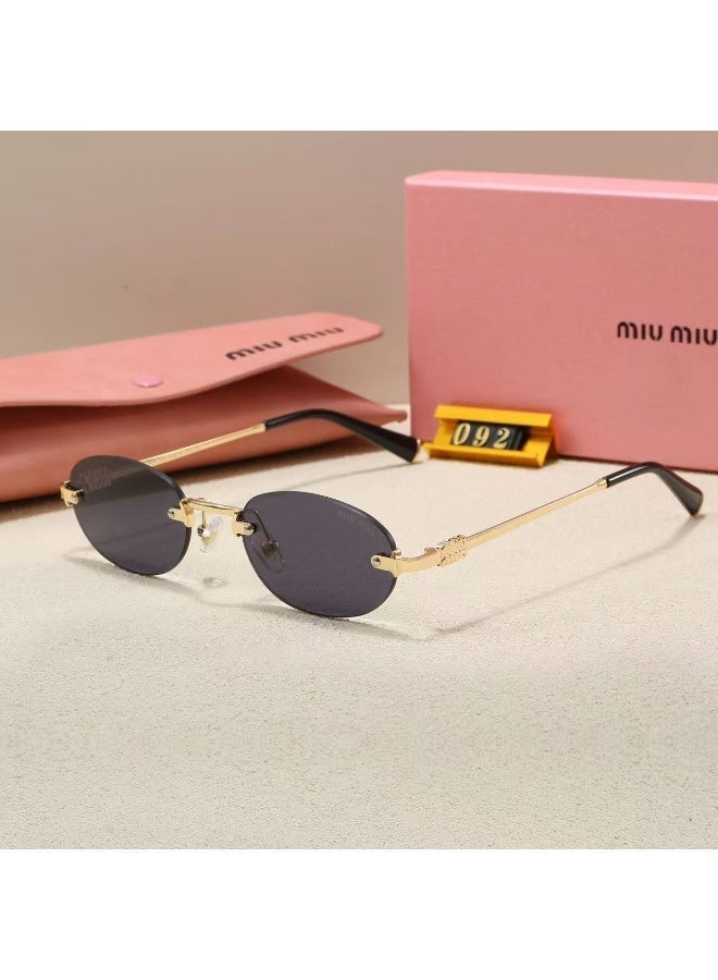 نظارات شمسية فاخرة بيضاوية الشكل من Miu Miu مصنوعة في إيطاليا للسيدات لركوب الدراجات.